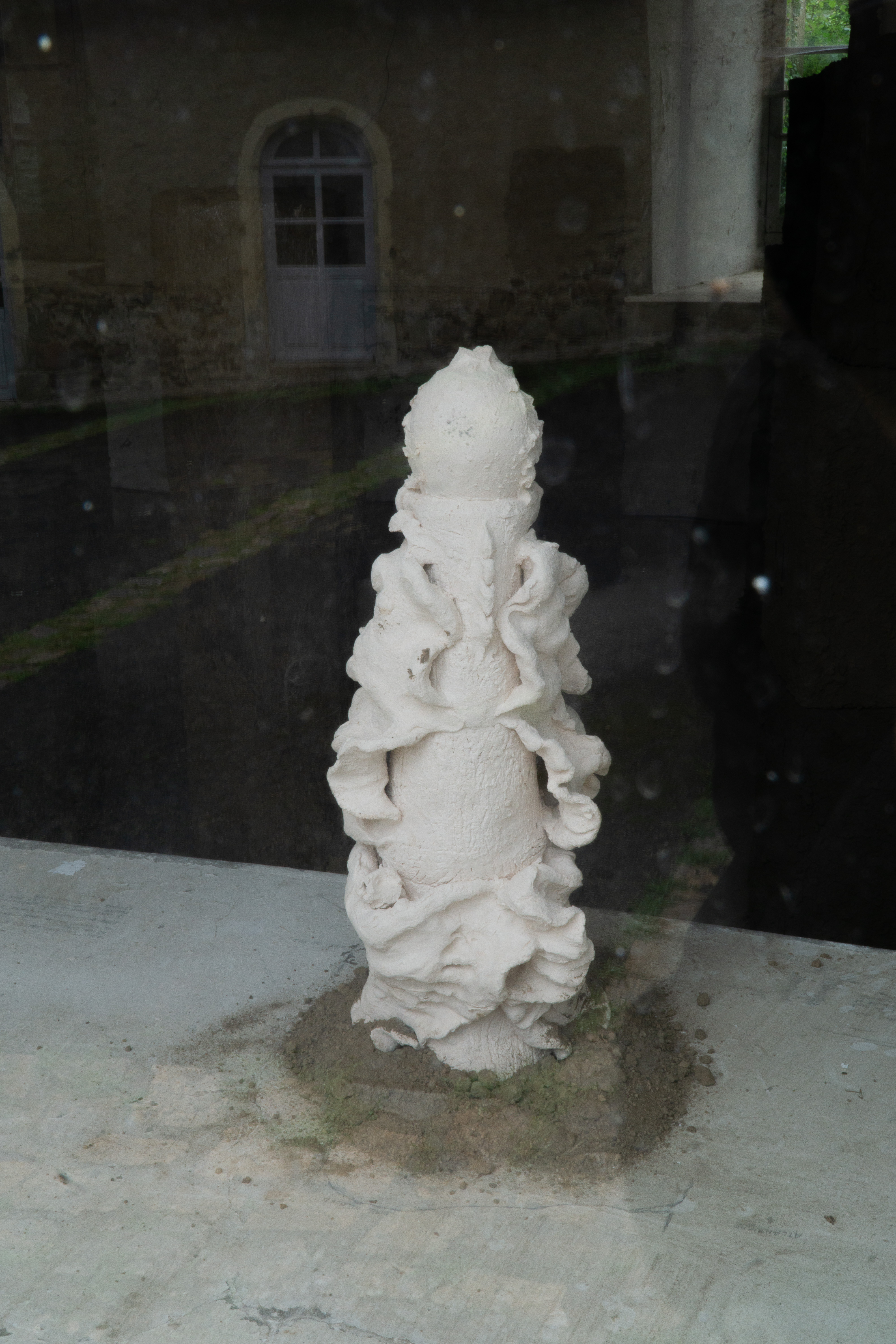 Le Jardin clos, 2023. céramique grès blanc, socle en carton, chanvre et terre végétale, dimensions variables. Photo © Margot Anquez Bariseau